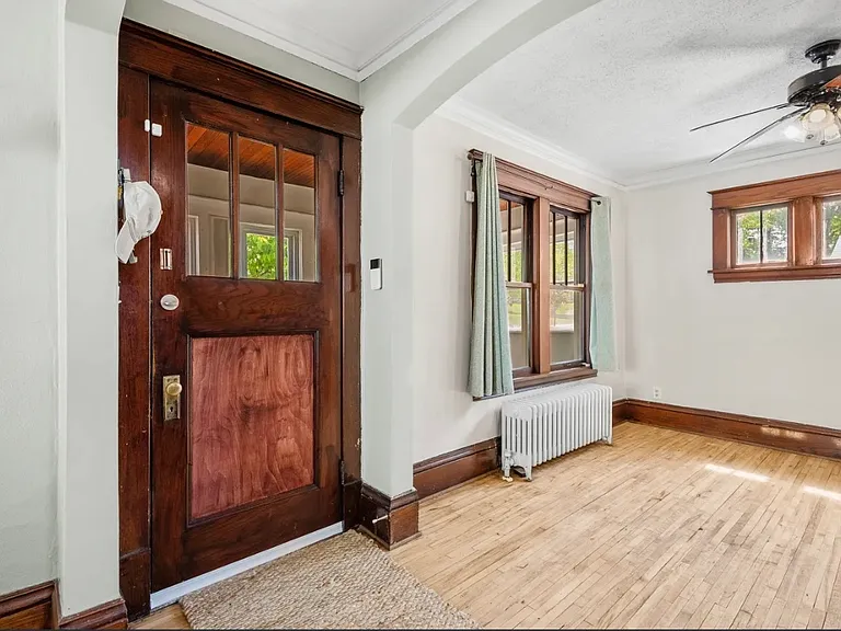 319 Earl St — Photo 26