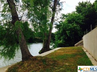50 E Hampton Dr, Seguin, TX 78155