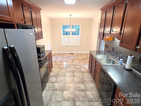 4th image of 1700 Sassafras Ln