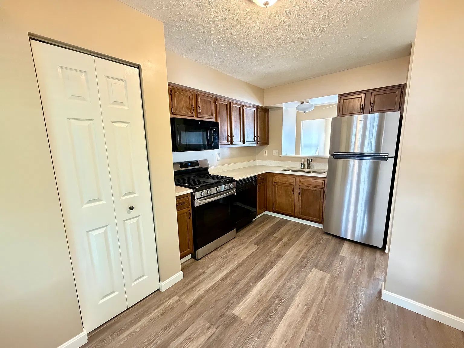 2 bed, 1.5 bath, 1100 sqft, $1,700 — Photo 4