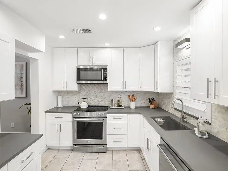 2925 W Santiago St — Photo 11