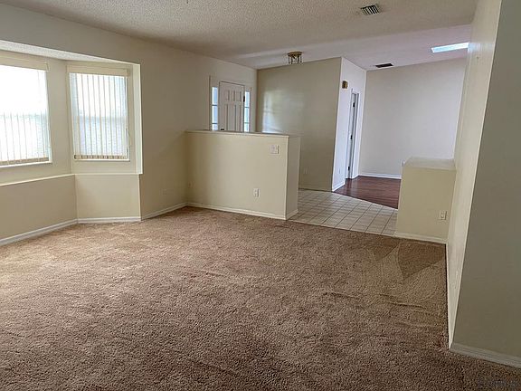 4th image of 19 Woodford Ln