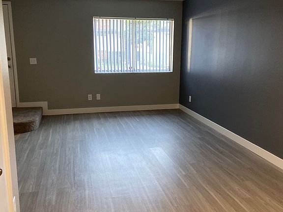 4th image of 2555-2545-2559 White Oak Pl #2555C