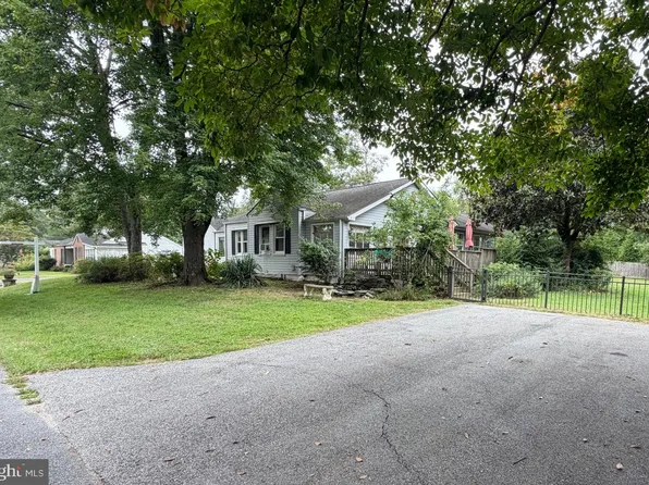8390 Oak Dr, Pasadena, MD 21122