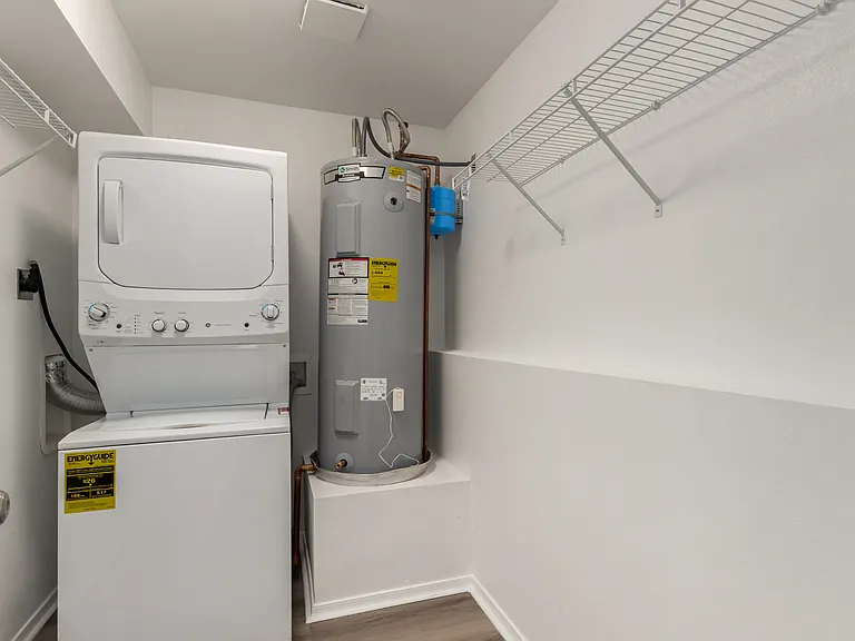 The Pacifica - 1 & 2 bedrooms units - washer/dryer in units — Photo 10