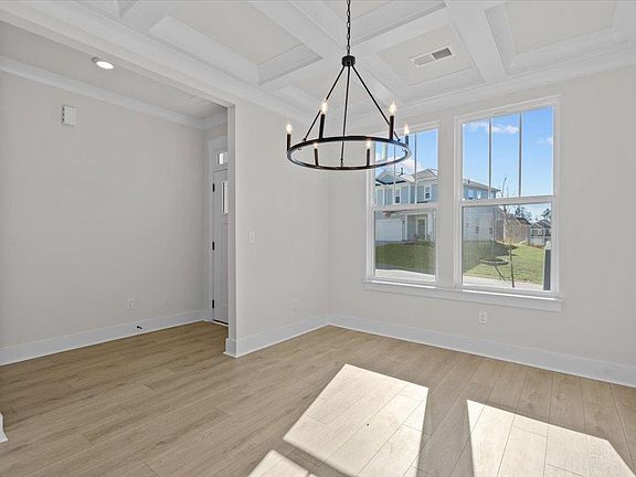 4th image of 976 Diane Ln