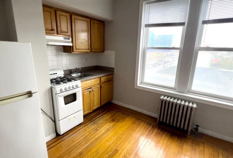 1st image of 215 E Broadway APT 4M