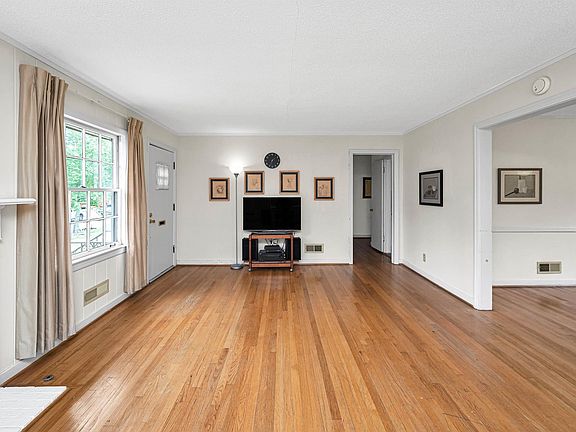 5th image of 2126 Shades Ave