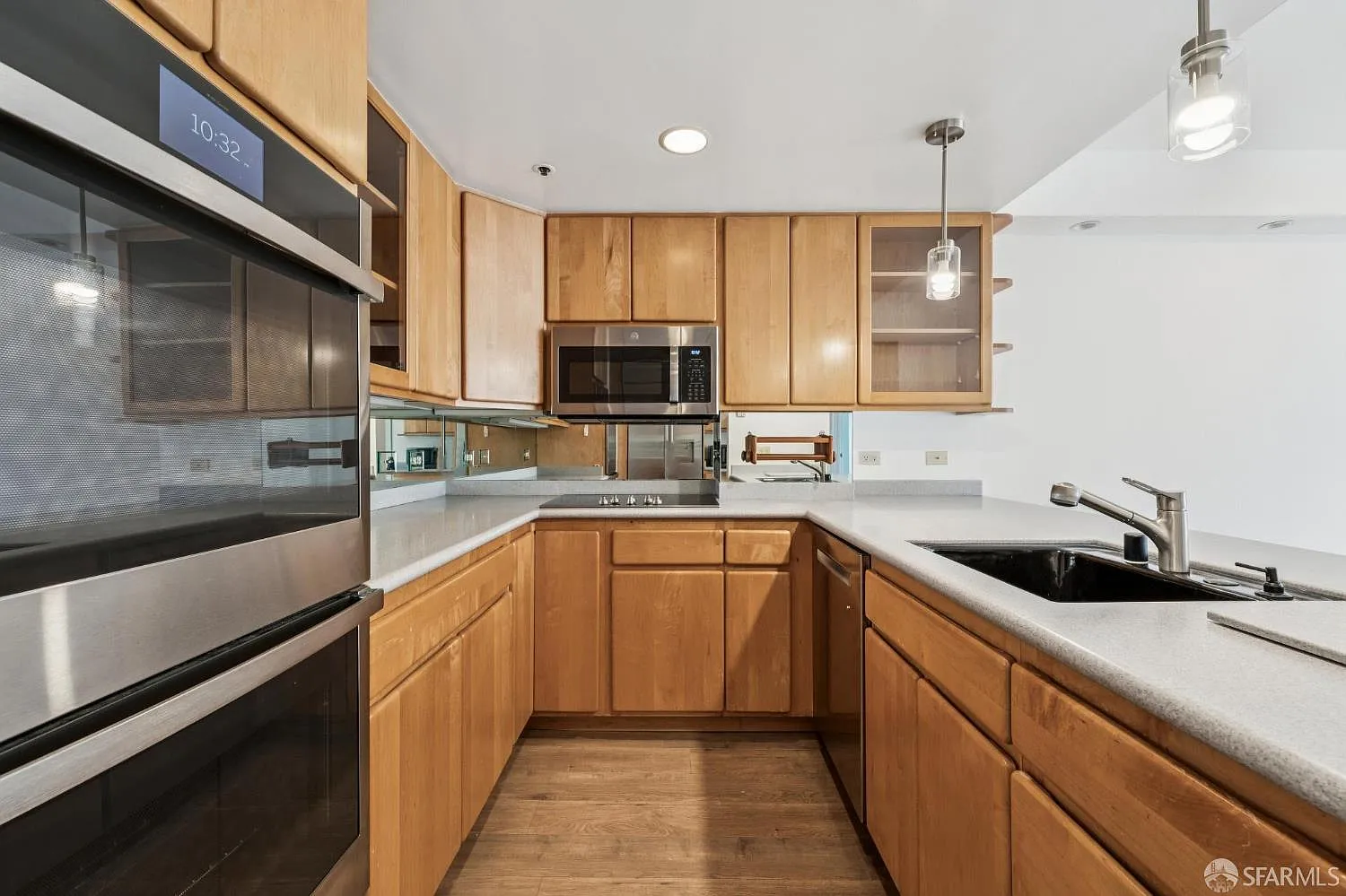 2 bed, 2.0 bath, 881 sqft, $4,995 — Photo 3