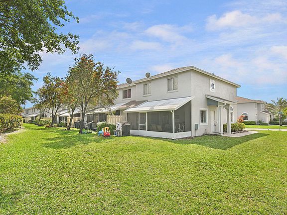 4th image of 1352 SW 47th Avenue
