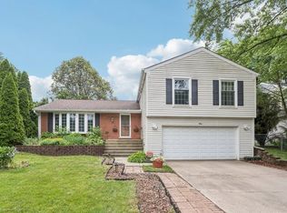 3 Warrington Rd, Vernon Hills, IL 60061