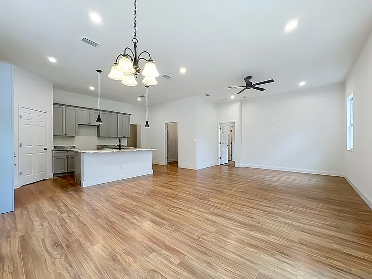 2250 W 13th St — Photo 11