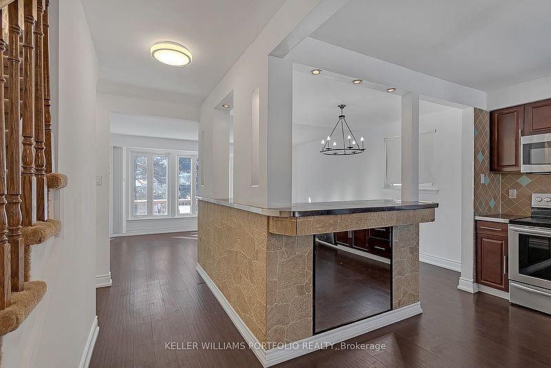Ajax House for rent - 5 Bedrooms — photo 2