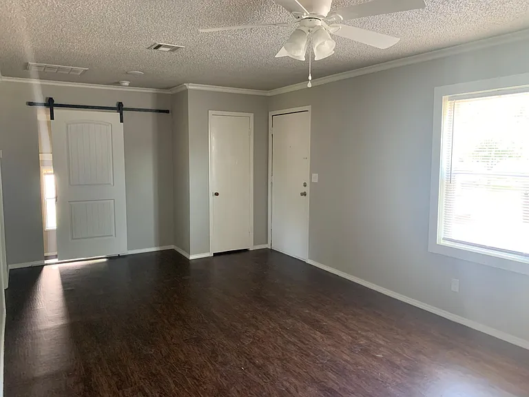 406 N Cedar St — Photo 2