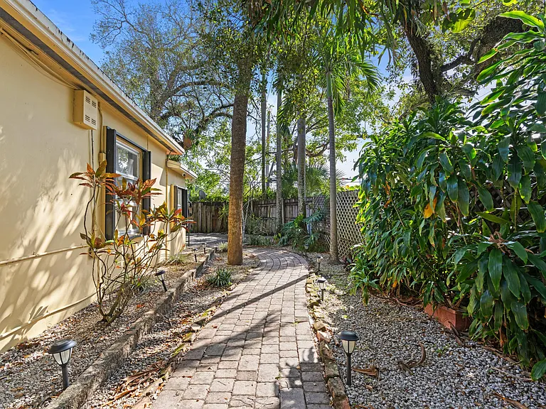 1140 SW 9th Ave — Photo 10