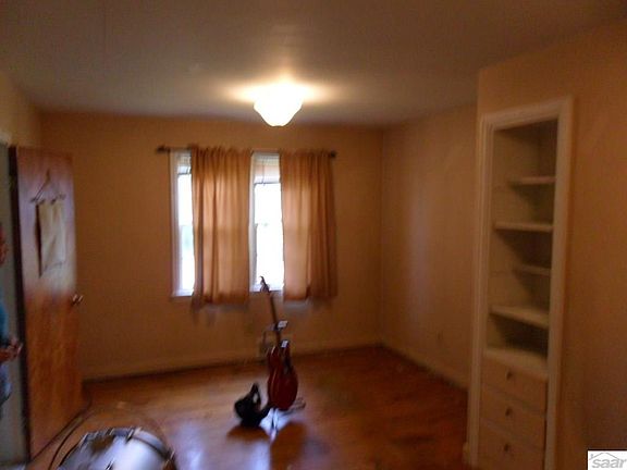 5th image of 213 15th Ave W