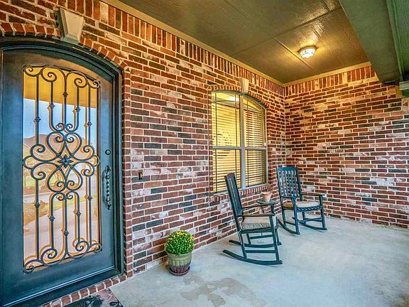 2nd image of 801 Woodridge Cir