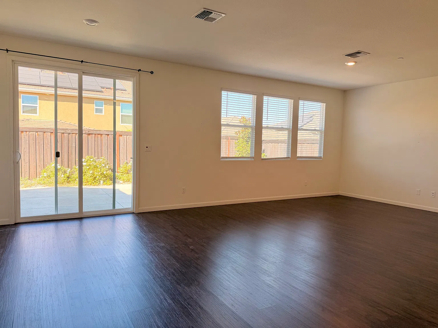 3 bed, 1979 sqft, $3,000 — Photo 4
