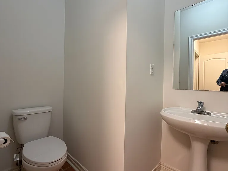 937 Ledbury Cres — Photo 22