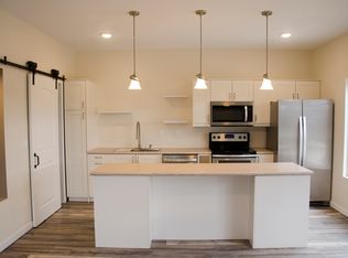 156 Brook Cir #156, Pella, IA 50219