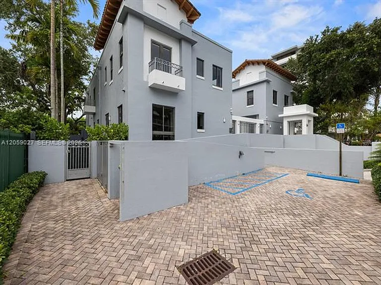 5864 SW 74th Ter — Photo 3