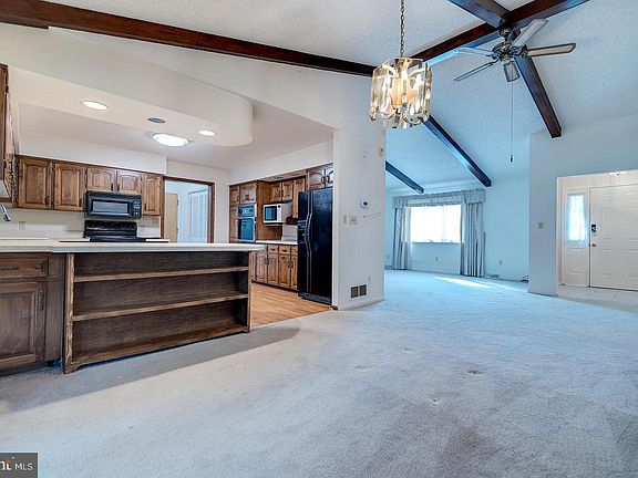 4th image of 18041 Hickory Ln