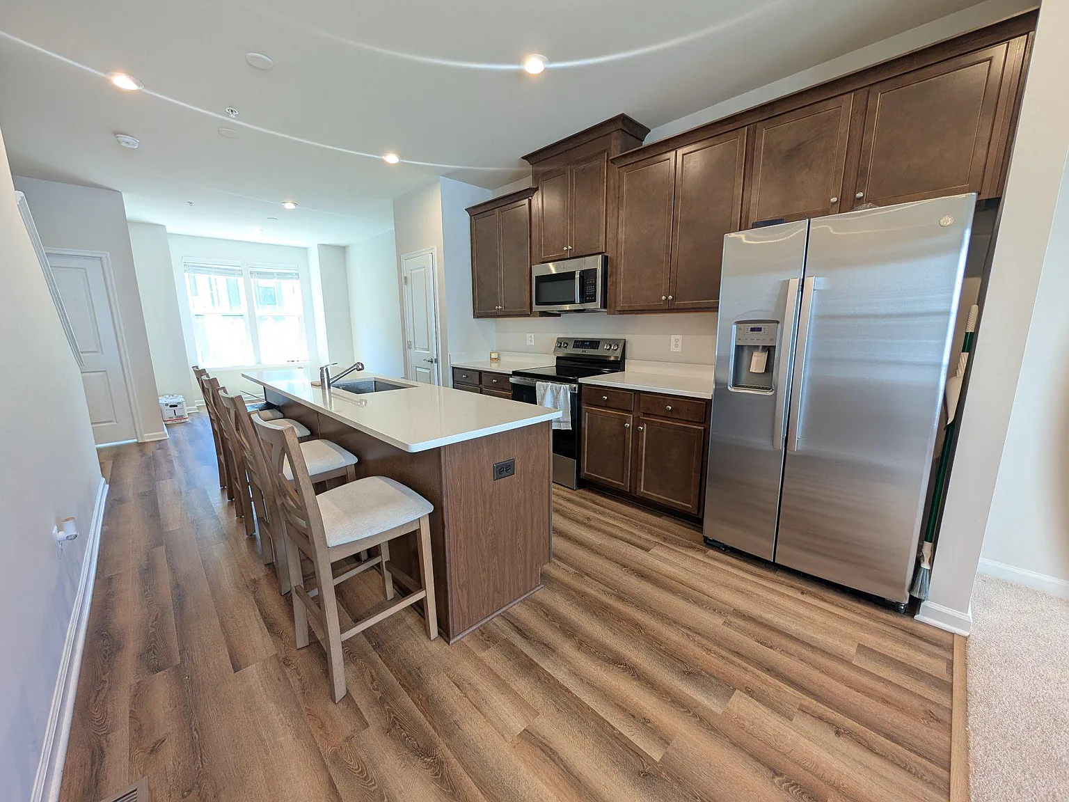 4 bed, 4.5 bath, 2011 sqft, $3,400 — Photo 2