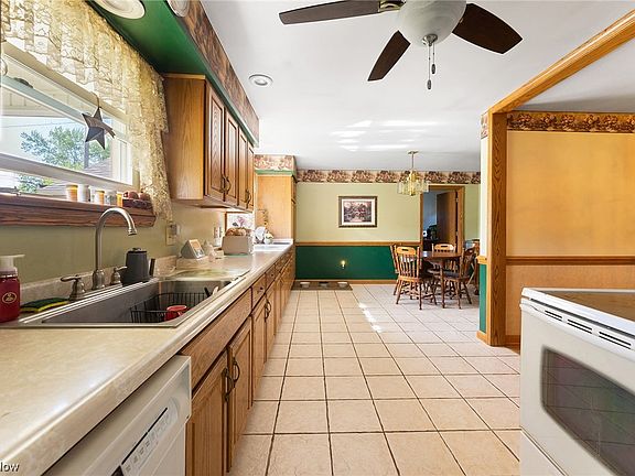 5th image of 561 Joan Ave