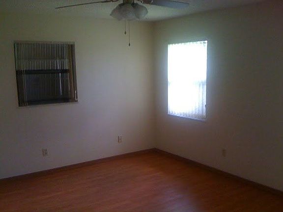 4th image of 956 SE West Virginia Dr