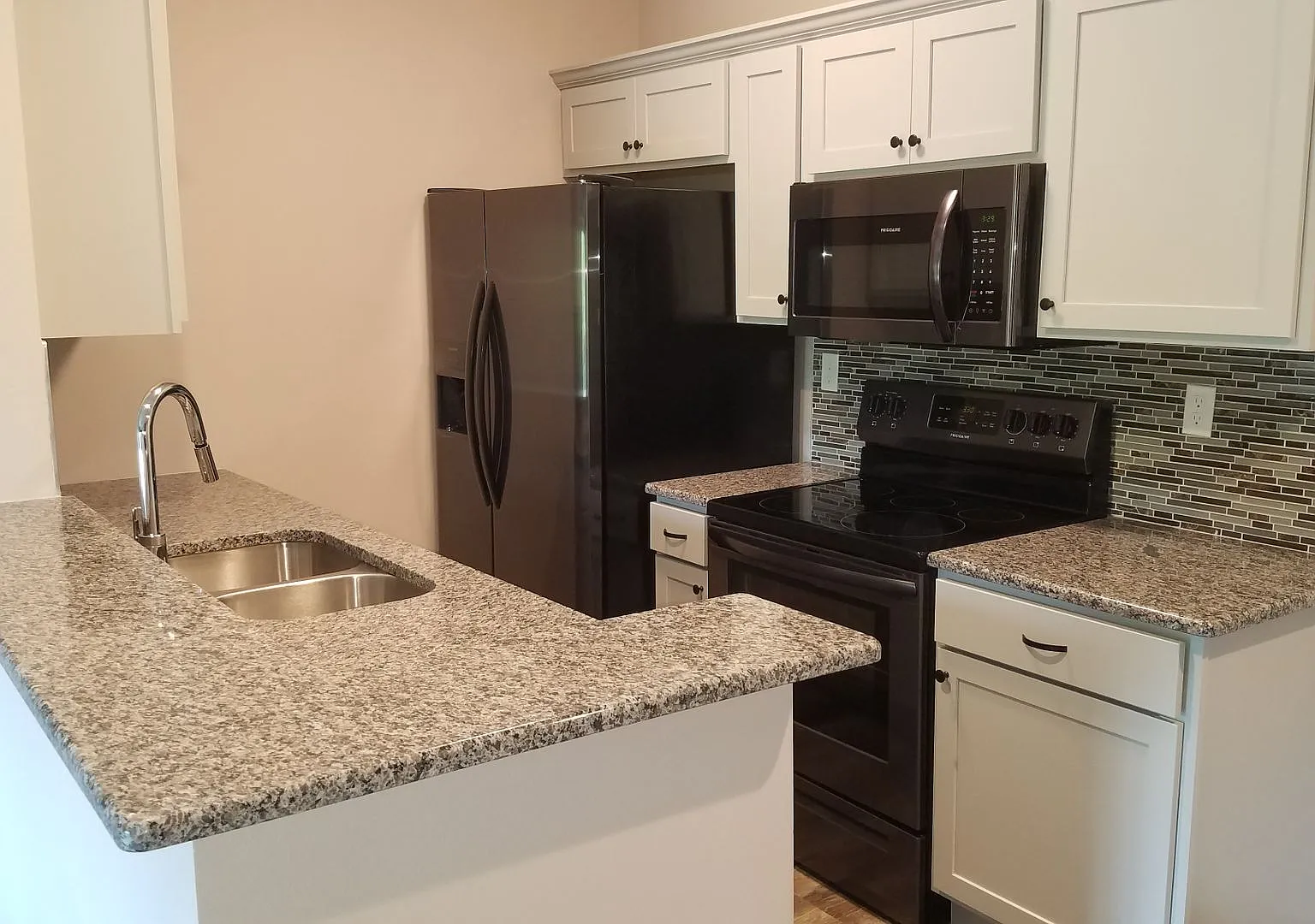 2 Bedroom 2 Bath Apartment Table Rock Lake Community- Move In Specials- Everyone Likes Free Rent — Photo 1