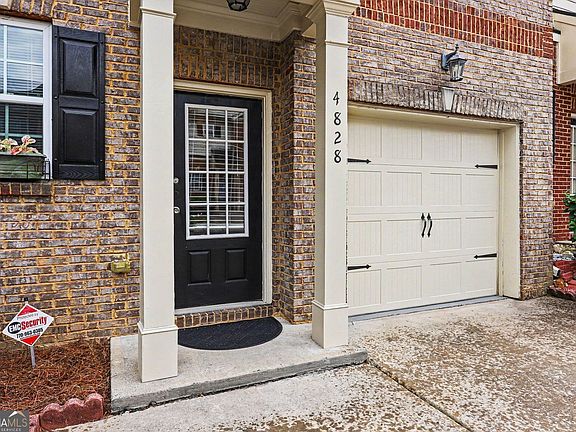 3rd image of 4828 Chaucery Ln