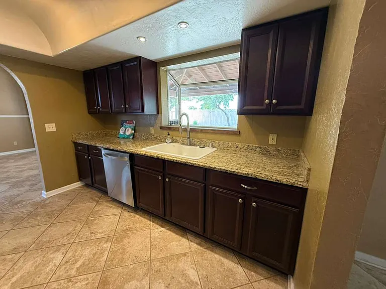 2311 W Hamilton Ave — Photo 6