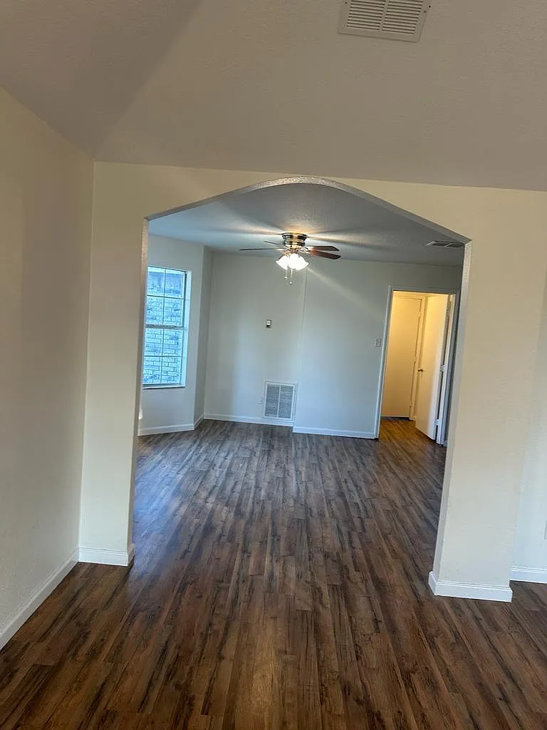3 bed, 1660 sqft, $2,095 — Photo 2