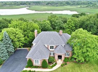 2304 Bay Oaks Dr, McHenry, IL 60051