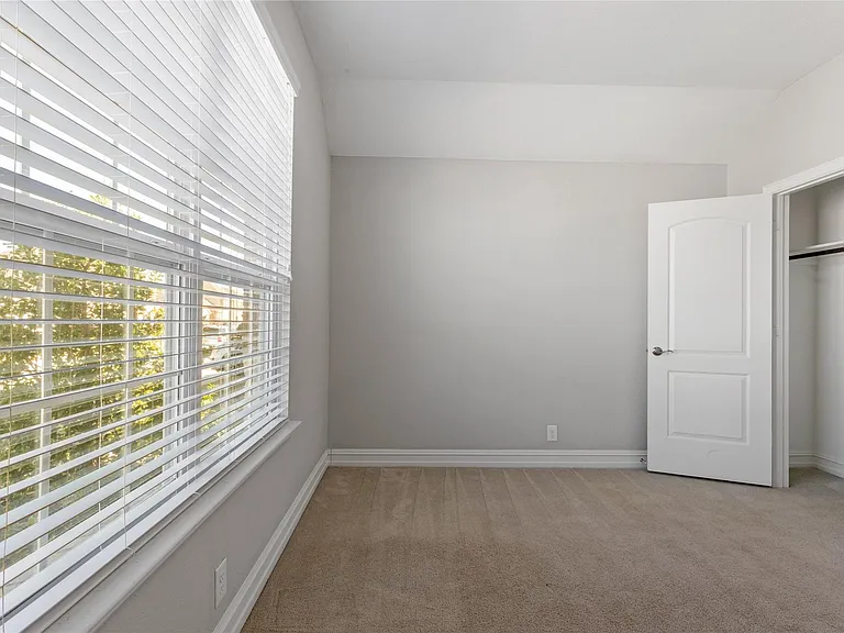 2904 Redbud Ln — Photo 23