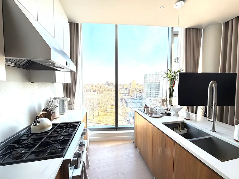 35-32 Leavitt St #Penthouse A — Photo 9
