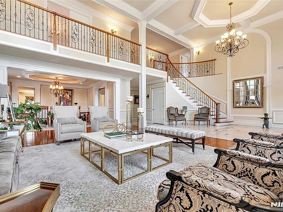 4th image of 1115 Briar Way