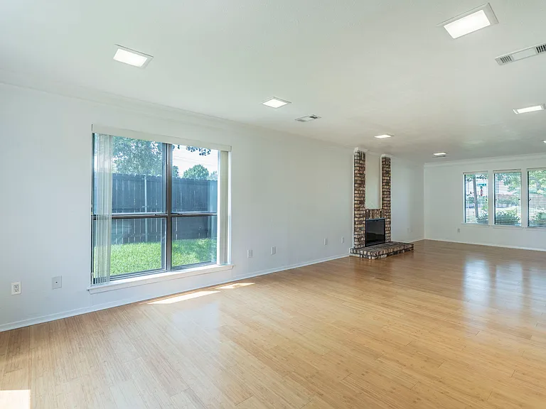 3300 Wells Dr — Photo 2