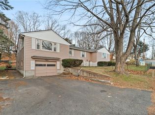 3 Holiday Dr, Lincoln, RI 02865