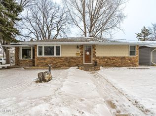 624 Park Dr, Grand Forks, ND 58201