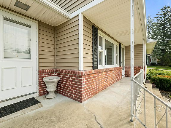 3rd image of 1310 Wellington Road