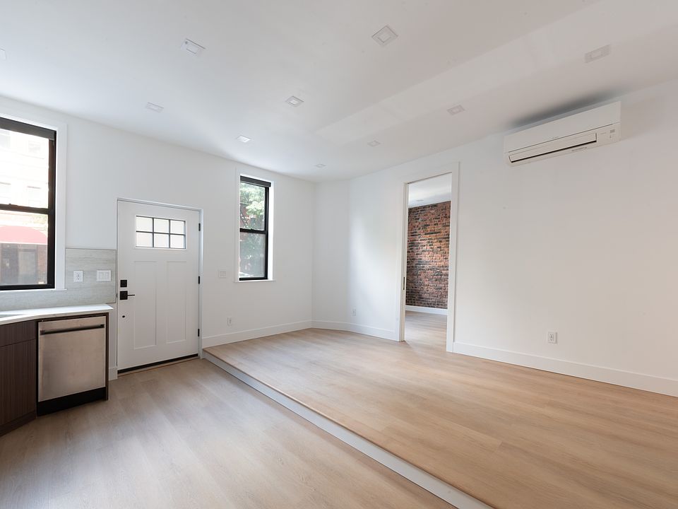 1st image of 290 15th St APT 1R