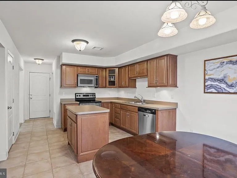 10 Lenox Ct — Photo 9
