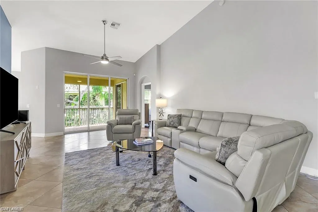 3 bed, 3.0 bath, 2394 sqft, $3,200 — Photo 2