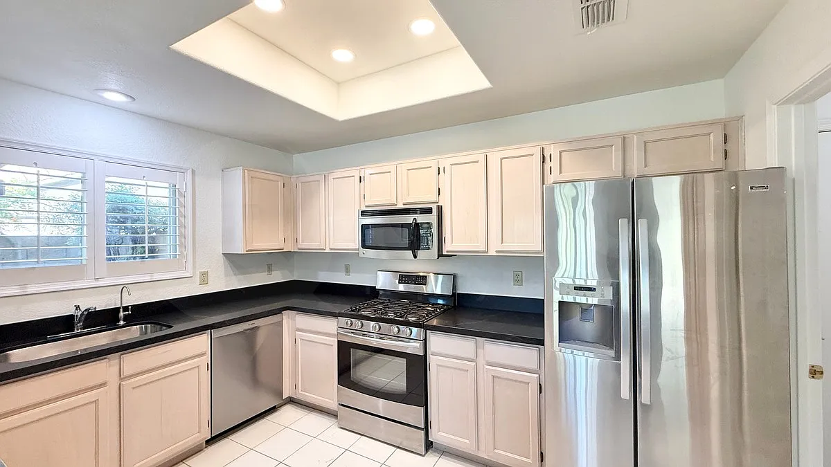 3 bed, 2.0 bath, 1467 sqft, $2,100 — Photo 4