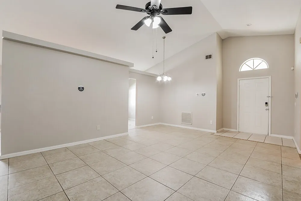 3 bed, 2.0 bath, 1484 sqft, $2,220 — Photo 4