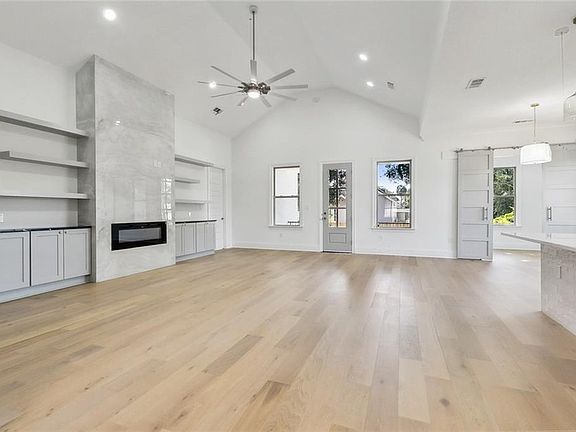 3rd image of 4608 Mirabeau Ave