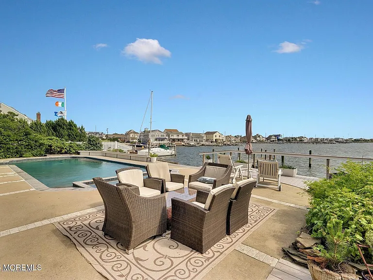 323 Cove Dr — Photo 34