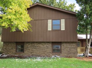 1221 Kim Dr, Bloomington, IL 61704