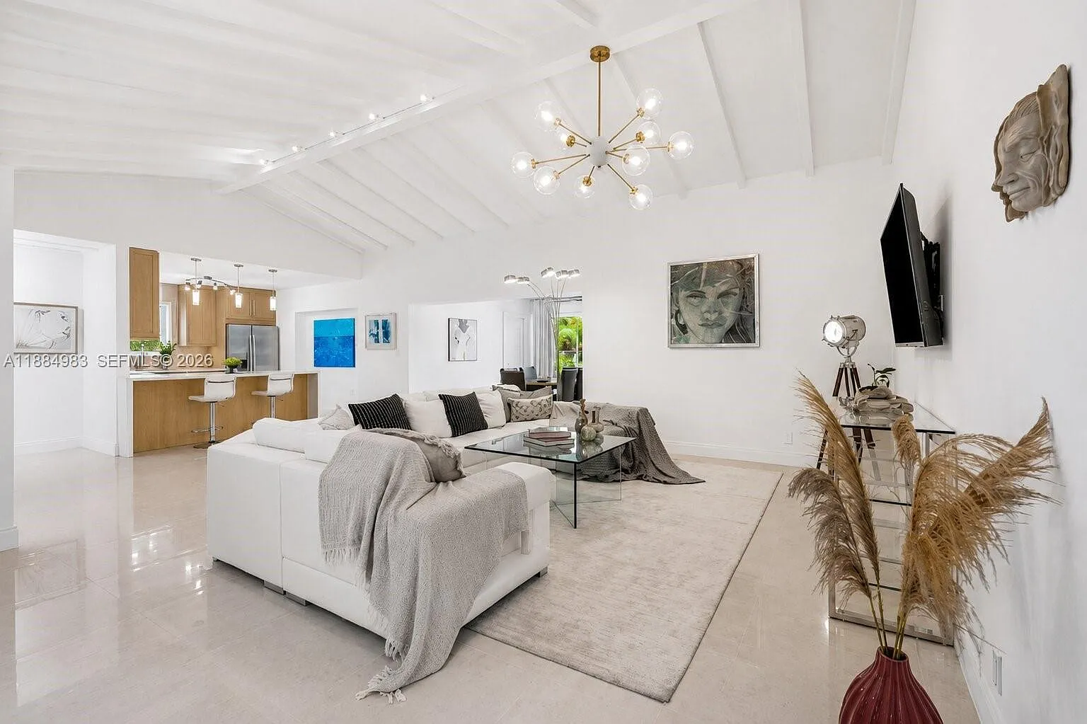 4 bed, 2400 sqft, $8,900 — Photo 4